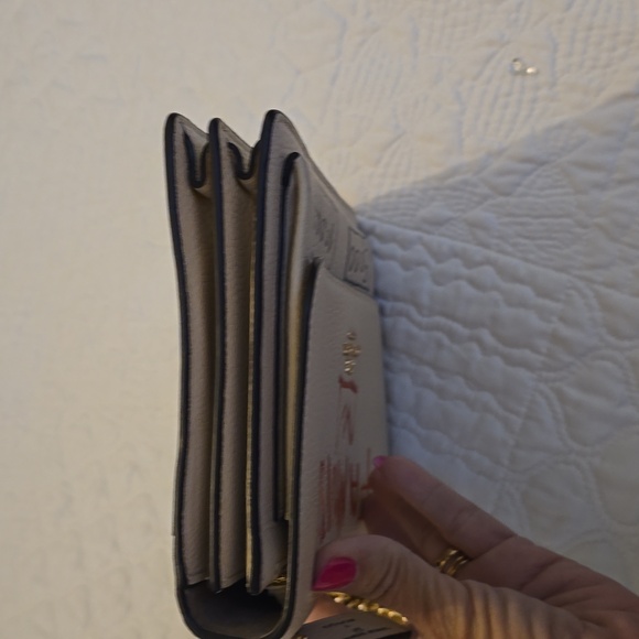 Coach Cream Shoulder Bag with Gold Chain - Picture 4 of 7